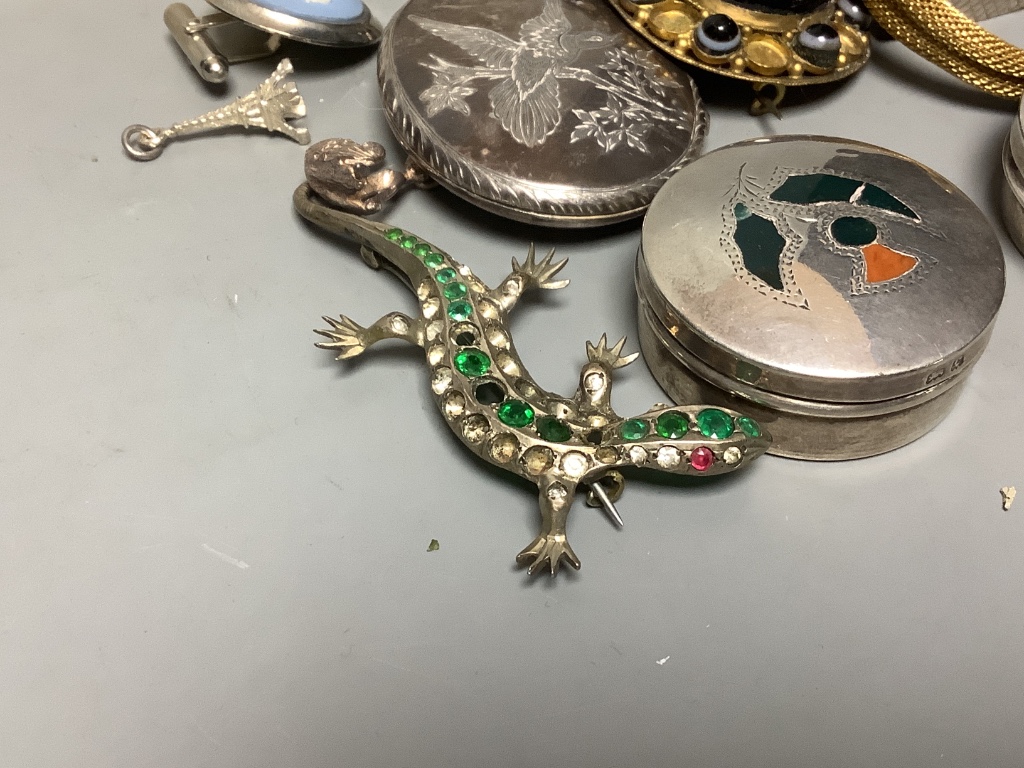 Mixed jewellery and silver including a pair of Edwardian silver and Scottish hardstone inset pill boxes, a silver and enamel brooch, a sterling and enamel brooch, a silver dragon brooch, etc.